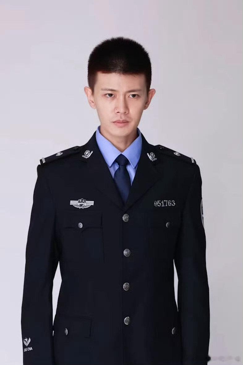 #任嘉伦[超话]#  ⁴¹¹#深渊无间#
rjl#任嘉伦深渊无间# 
rjl#任嘉伦李成#
rjl #任嘉伦#
这部剧看完了，超级超级好看，现在觉得看完这部剧已经不是破案这么简单，他的价值观才是他要传递的，深渊无间真的是一部很好看的悬疑剧。​