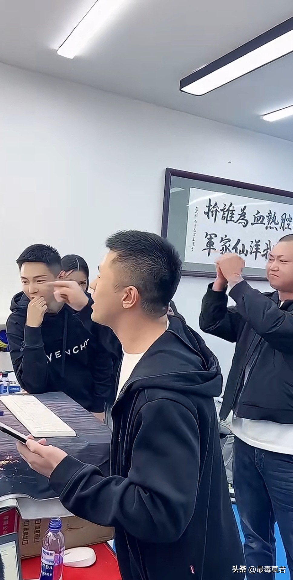 有老铁看见二驴的带了价值80万的茅子和烟送给醋王，称这把我洋发财了，那些烟酒值老鼻子钱了。以后直播就挑理网红，让他们都来送烟酒道歉。

既然二驴的带头了，接着还有点名的蛋蛋，吴迪，方丈，巴扎黑，四川可乐。最后他都送去烟酒店回收。这哪是送礼道歉，简直成了另类变现。