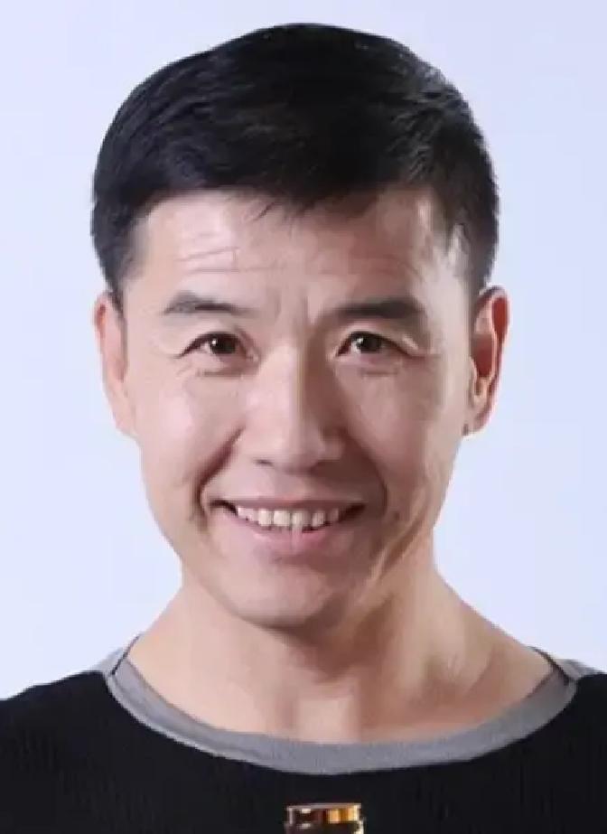 赵本山的一生中，收了将近70个徒弟，其实真正被他逐出师门的，也就两个。其中一个就是初代赵四关小平。2006年，《乡村爱情》第一部在央视黄金时间播出，关小平也凭借赵四一角火遍大江南北。

离开赵家班的那阵子，关小平心里确实憋着一股劲儿。他想不明白，自己尽心尽力演好角色，怎么突然就被“休整”了。但现实没
