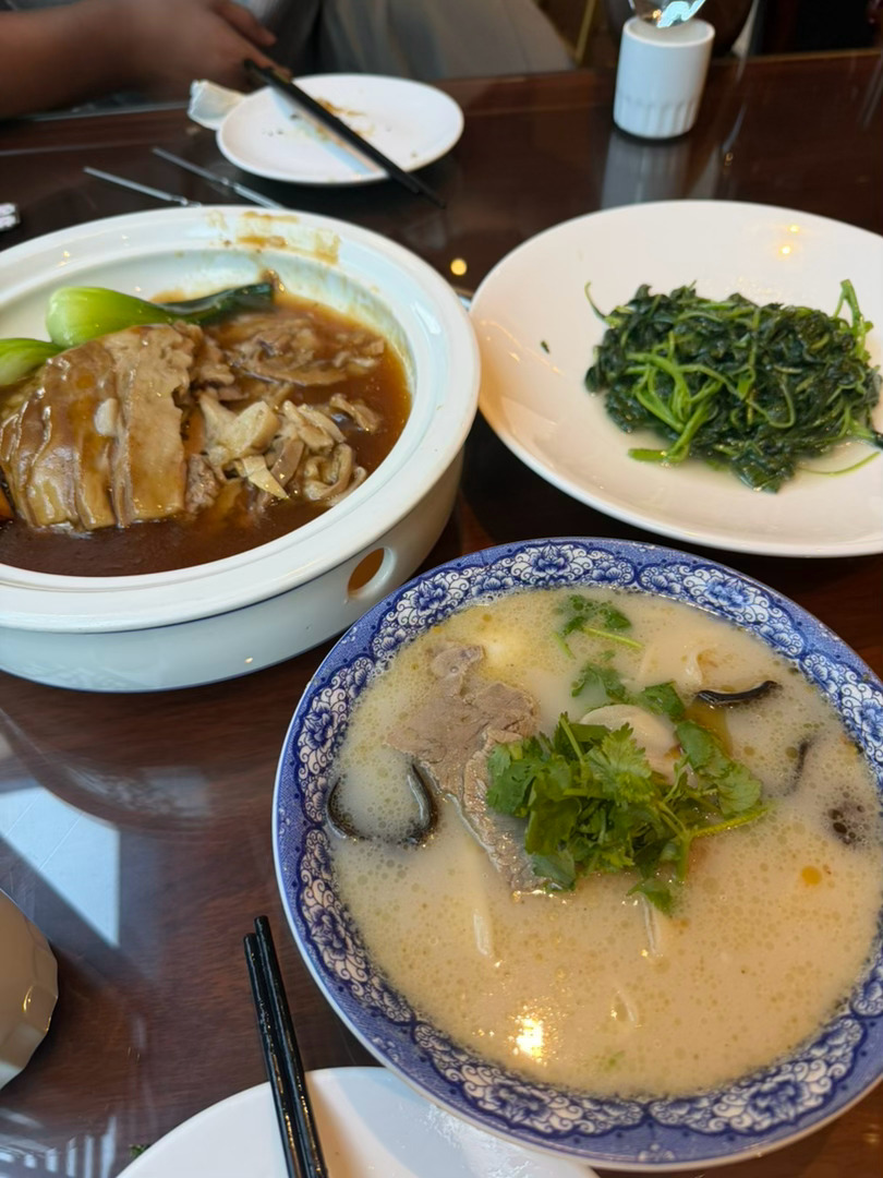 哎，回来一直想吃烩面，今天来裕丰园对面吃烩面了，直接就是光盘行动，点了，扒羊肉 清炒苋菜还有烩面直接吃爽我的撑得我走不动路 因为下楼逛超市，看见这种猎奇的薯片，当然要带回家🏠 去熙地港必吃的鸡蛋仔今天吃的是巧克力和蛋挞芯，还是没有咸蛋黄好吃 好久没吃牙膏味的dq 了 感觉比以前甜了好多 ​