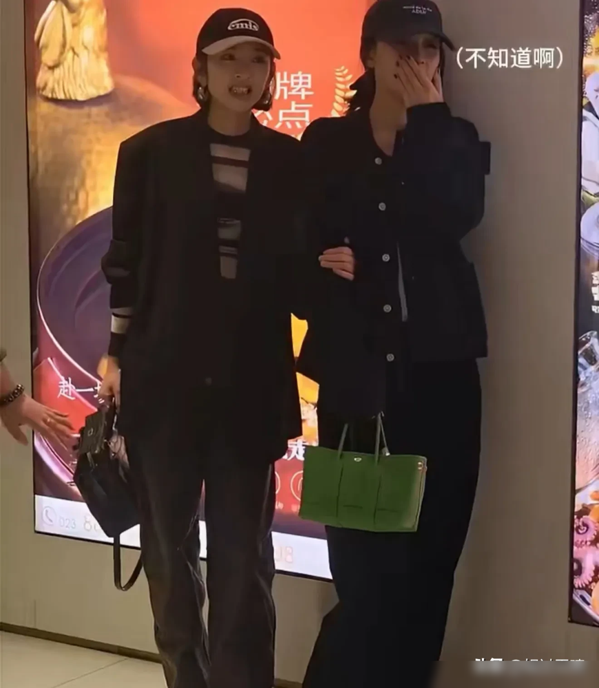 周翊然被一群私生饭贴脸围堵，真正的名场面是后面那俩姐。孙怡和唐艺昕当场看傻了，下意识捂嘴、后退、主动让出一条道，那表情像在说这钱你们赚吧我先撤了。
人群直接涌上去，手机恨不得杵到人鼻子上，通道瞬间堵死。周翊然低头挤出去，全程没人管。上个月广州那回，他被贴脸拍急眼了，直接抬手打掉一部手机，这次倒没发