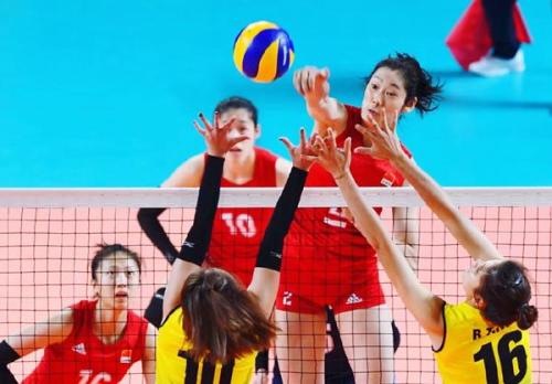 中国女排能不能成功复仇泰国女排，今天下午的亚运会半决赛，一切马上就会有结果。
 
不少球迷心里一直憋着一口气，二十多天之前的亚锦赛，两队曾经正面交手。那场比赛打到紧张的决胜局，我们关键球的处理出现漏洞，最后遗憾落败。那次失败，那次失败也给全队留下了很深的教训，泰国女排的整体实力，绝对不容小觑。