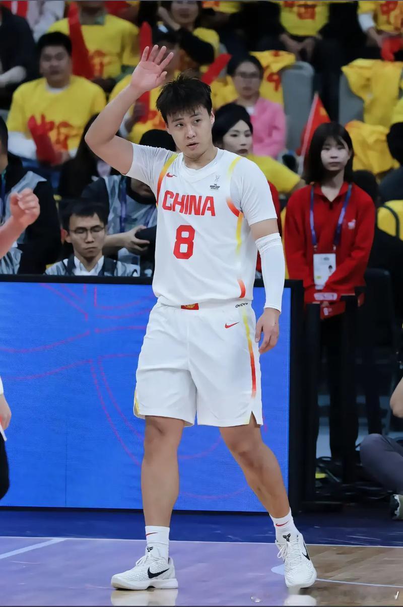 据了解中国男篮接下来会进一步的调整队内的球员，来积极备战下个窗口期的比...