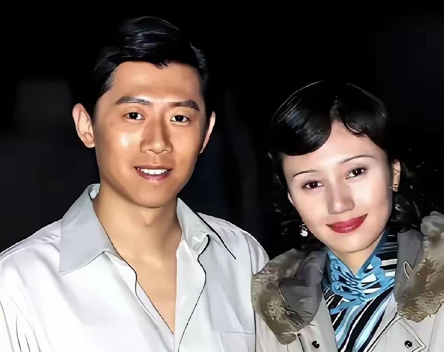 48岁袁泉素颜现身齐云山户外婚礼，白衬衫配黑裙，帆布包边角磨得起毛，连口红都没涂，却成了全场最打眼的人。
旁人只看见她松弛透亮的状态，却没意识到这份底气，是拿金鸡奖、百花影后、话剧梅花奖堆出来的。
和夏雨走过二十多年感情，她从不用靠婚姻博热度，也不用靠外貌博关注。两人结婚十七年不炒夫妻人设，各自在热