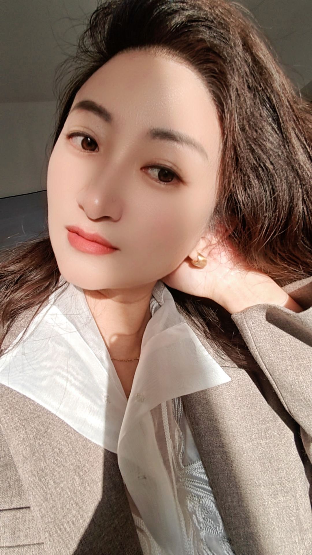 气质美女三要素：美颜、话少、表情吊