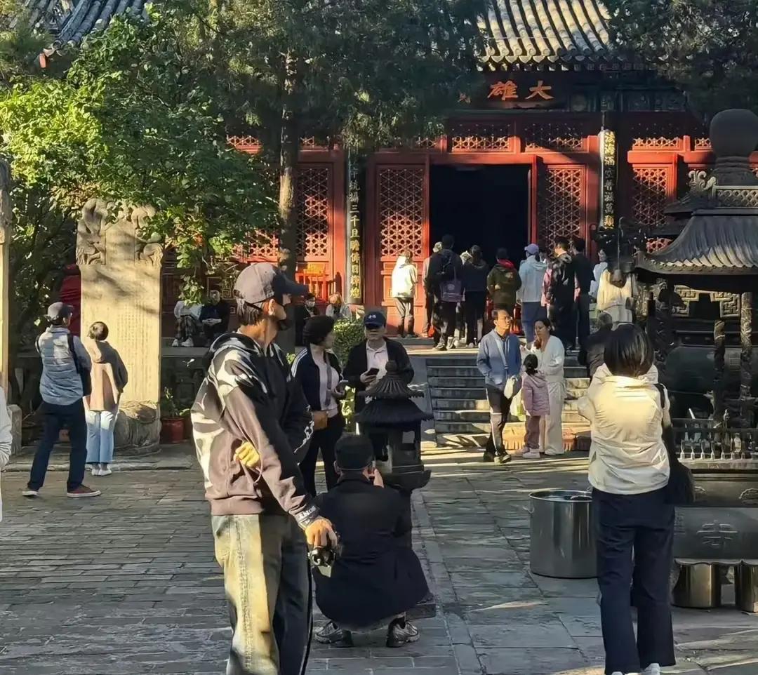 别的明星过生日前后恨不得把热搜包圆，30多岁的李现倒好，一个人跑去法源寺溜达了。
没有前呼后拥的助理保镖，也没穿什么花里胡哨的大牌高定。一身极简的休闲装，手里揣着台相机，就这么安安静静扎进了寺院里。
说实话，现在内娱不少艺人连下楼买个咖啡都要化全妆摆拍。像他这样大大方方混在游客堆里、纯粹去古刹里