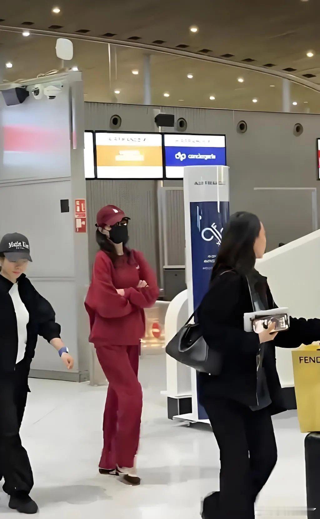 最近唐嫣从法国回国，她在机场搭配了一身红色的运动装，看上去非常的有活力气息。 ​
