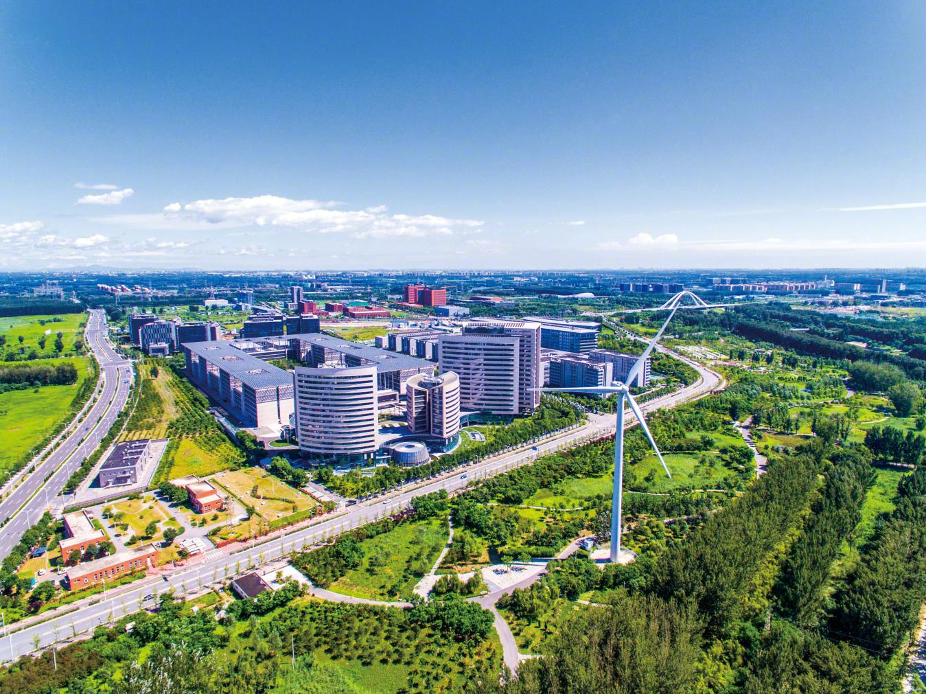 【解码北京承办2026中国户外运动产业大会的硬核底气】2026中国户外运动产业大会将于10月15日至18日在北京举办，主题为“京彩户外 科创未来”。大会由中华全国体育总会主办，北京市体育局、北京市昌平区人民政府、中体产业集团承办，以昌平主会场为核心，联动通州、门头沟形成“一主两辅”的全域协同格 ​