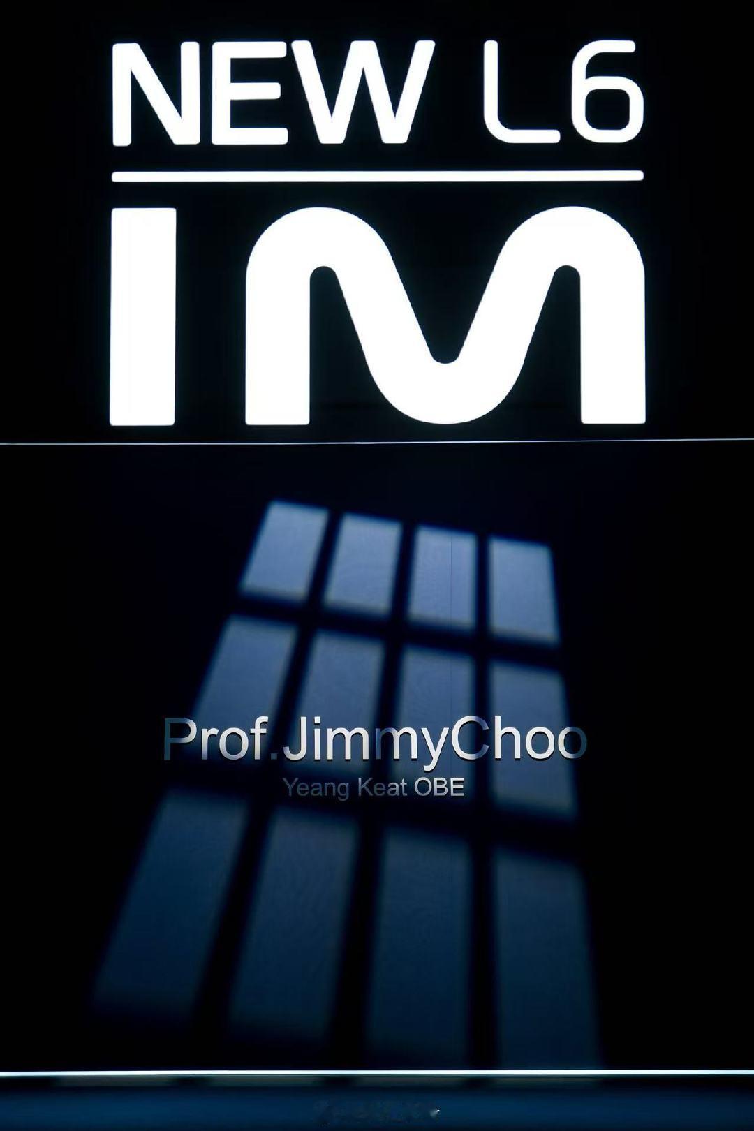 #中国新能源的审美开窍了##全球首款Prof.JimmyChoo联名车# Prof. Jimmy Choo首次跨界汽车给到智己L6，这件事本身就很有标志性！过去不少新能源只卷参数性价比，而这次合作意味着中国汽车设计，已经开始走向自我表达！把奢侈品高定的选材、匠造逻辑融入轿跑，时尚审美和硬核驾控科技双向结合，不再单纯比拼硬件堆料，开始去输出属于自己的设计语言，不得不感慨中国新能源的审美开窍了，期待更多有态度的原创作品！
