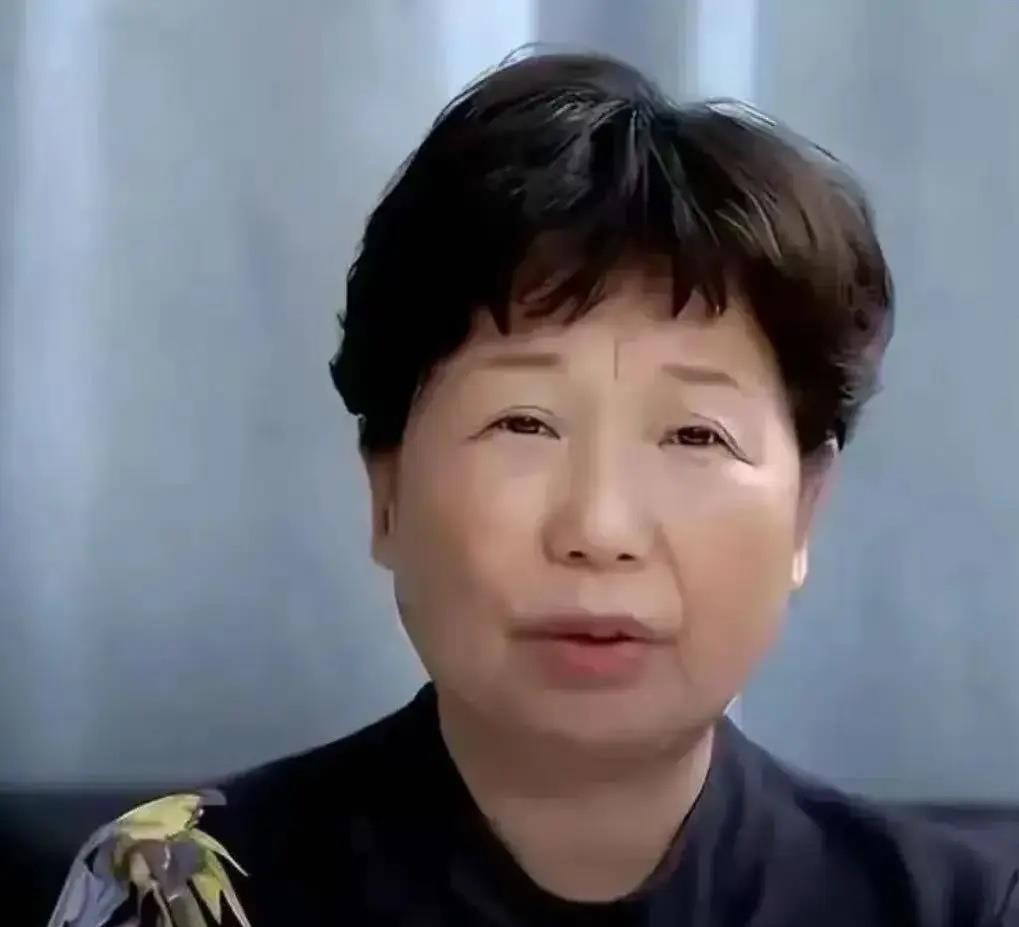 1992年，淮河医院一纸“错抱”鉴定，把两个家庭拽进28年的黑洞。许敏割肝救子才发现养了28年的姚策不是亲生，法院判医院赔了钱，警方盖章是“错抱”不是“偷换”，可这纸结论没换来安宁，反倒喂饱了流量。田家一大家子顺着热度进场，弟妹直播带货赚得盆满钵满，熊磊和许敏被架在火上烤，姚策28岁带着肝癌离世，成