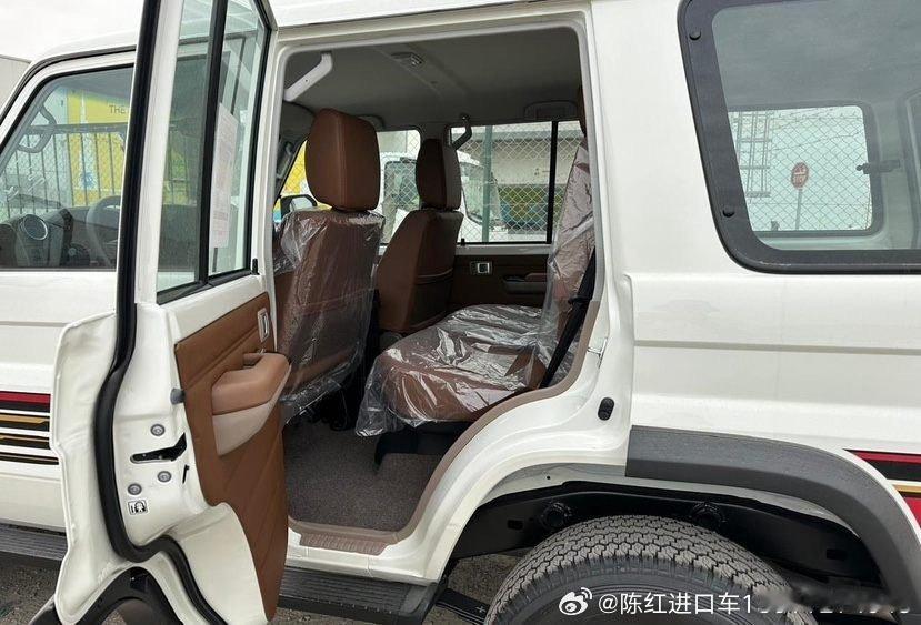 酷路泽LC76 25款 2.8T 手动 柴油
颜色:白/棕。中东
25.12月出厂也门版满配
配置:1GD柴油2.8发动机、双差、绞盘、涉水喉、冰箱、定速巡航、雾灯、轴头锁、真皮座椅、字母中网、大屏倒影、16寸铝轮、桃木、踏板、拖钩、40周年纪念徽章、彩条 ​