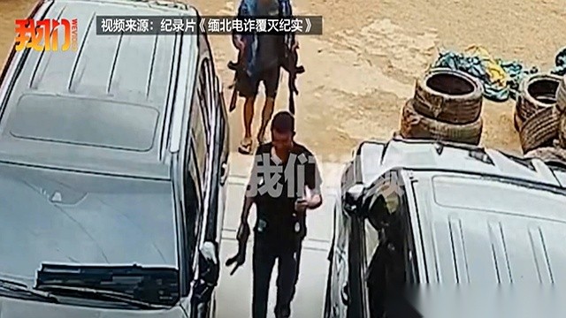 反诈博主“徽剑”遇害的案子里，二审裁定书上写着一个让人很难平静的细节：家属收了五十万赔偿，白纸黑字签了谅解书，一次性谅解了涉案的十四个人。
可在签字的受委托人家里，事情完全是另一个模样。
事情最早是几个人冒充警察，把人强行绑走、殴打，最后扔在山里夺了命。案子判下来，主犯的母亲拿出了五十万赔偿金。
负