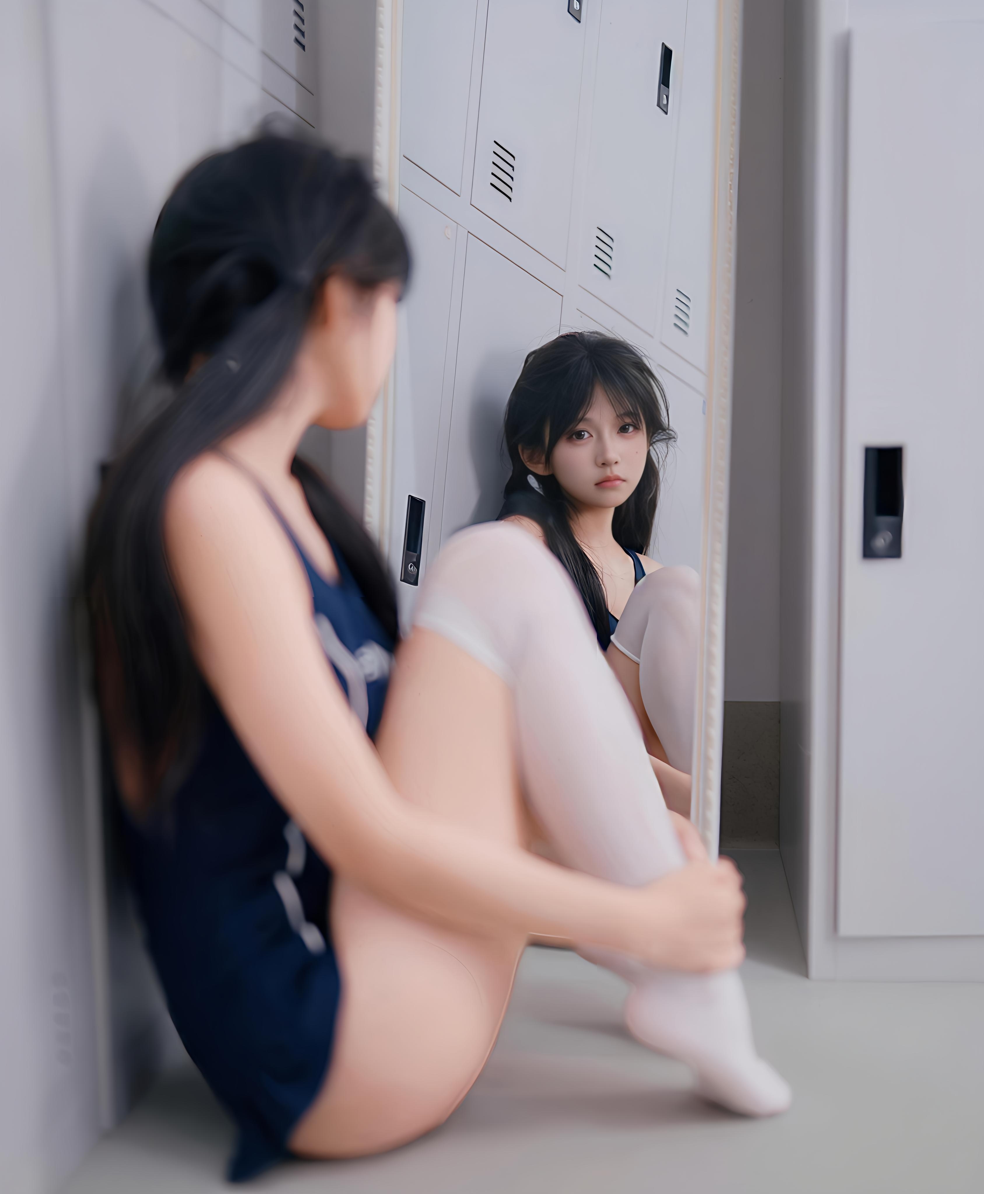 储物柜旁的寂静角落，藏着青春未说出口的心事。蓝裙漾着夏末的风，白袜衬着...