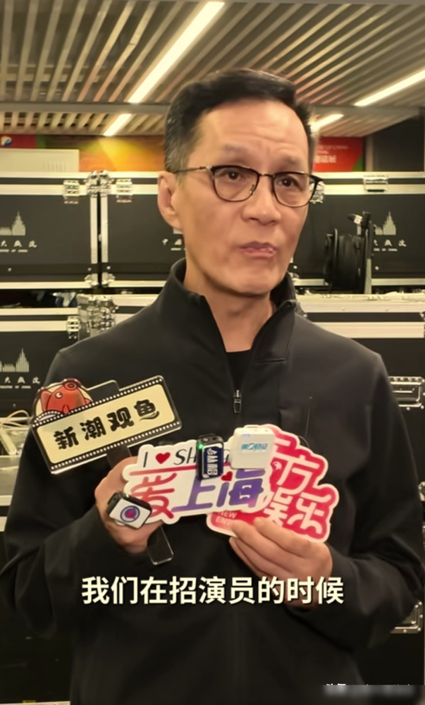 北京人艺招演员，现在连个黄胖子都找不着了。
冯远征亲口说的，全院上下卡在身高断层上。一米六几的女演员，一米七几的男演员，基本绝迹。不是没人报，是压根筛不出来。各大院校招生早焊死了一套模板：男生往一米八五奔，女生清一色高白瘦。甭管你台词多狠、戏感多足，先过尺子那关。
可《茶馆》里那些弯腰驼背、满脸