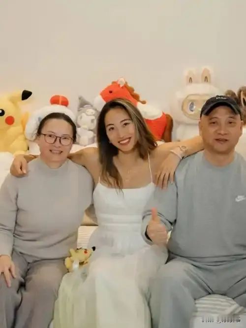郑钦文估计很难谈恋爱了 不是因为她太过耀眼，也不是一心扑在事业上没时间，根源在于她有一位能力出众、十分强大的父亲。

郑钦文的父亲名叫郑建坪，早年是田径运动员，之后在十堰经营建材、汽车配件生意，家境尚可。

察觉到女儿身上的网球天赋后，为了陪着郑钦文四处训练、征战赛事，他几乎放下自身事业，甚至卖掉房