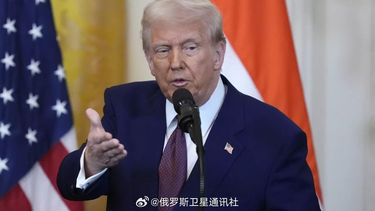 【#特朗普称AI监管关键在对华竞争#】
美国三大人工智能（AI）巨头一致支持放缓AI发展步伐后，美国总统特朗普为政府“最低限度监管”策略辩护，重申与中国竞争是关键。
特朗普9月13日在爱尔兰对西方媒体表示，可以设置安全护栏，但许多负面力量正在炒作这一问题，他们提出的情况根本不会发生。他重申美 ​