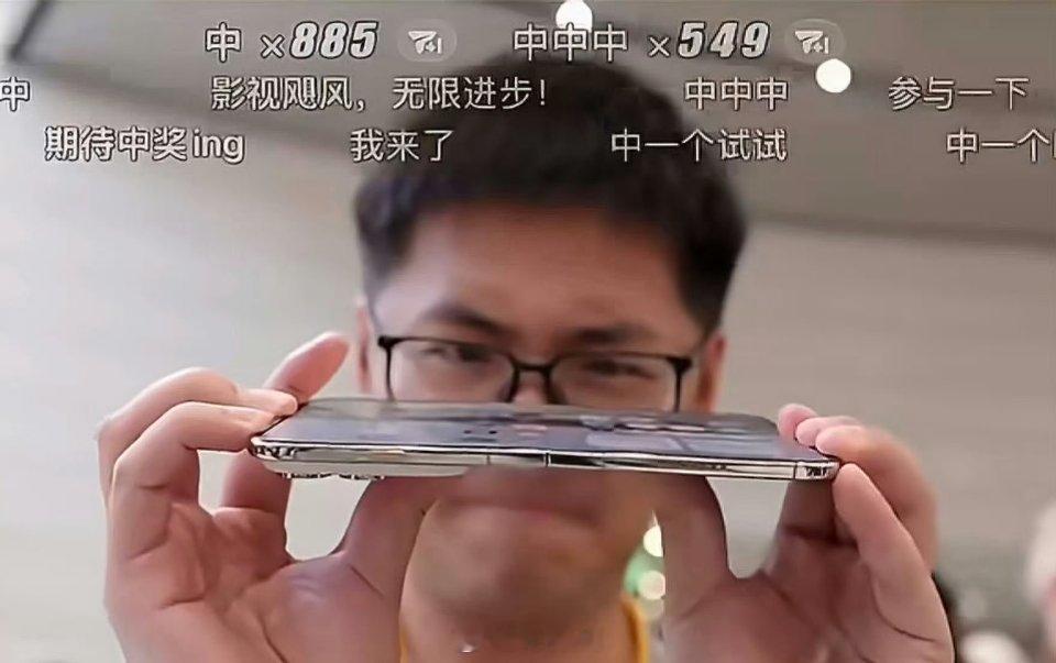 #iPhoneDuo 反掰#一般情况下确实不会反掰，但谁也不知道什么时候会来个意外，预防这种场景也可以是下代的一个升级点 ​