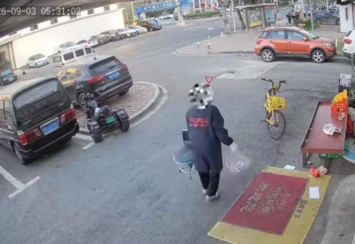 吉林一大妈拿别人店门口的凳子，路人说有监控，她回“乐意啥控啥控”。从头到尾，她的逻辑只有一个：这东西我看上了。
店门关着≠东西没人要。门口放着的凳子，是店家的财产。但在大妈的世界里，这些都不重要——“这小凳子多好啊”才是唯一的判断标准。
有网友说：有些人的逻辑就是“我看上了就是我的”。你跟她说规则，