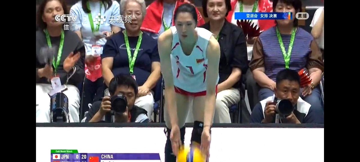 3比0！一局没让，中国女排硬生生把丢掉的魂儿拽了回来。

亚锦赛输球的阴影压得人喘不过气，这次碰上日本队，姑娘们全凭一口气死磕。吴梦洁抡起胳膊往下砸，球球致命，死死摁住对手反扑的势头。张籽宣满场飞奔，膝盖磕在地板上砰砰直响。

这亚运会第十冠，哪是什么顺理成章，分明是全队褪了层皮换来的。

赢下这一