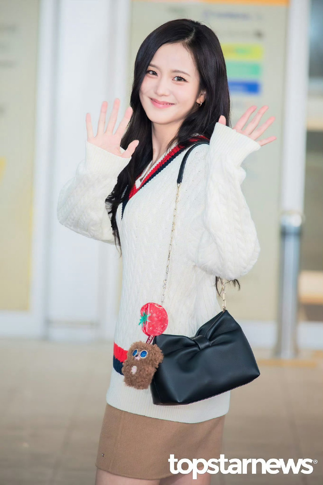金智秀Jisoo 机场出发照造型，启程#纽约时装周# 出席TOMMY HILFIGER 2027春夏大秀，身穿品牌Tommy Hilfiger 白色V领毛衣、配合黄色短裙及黑色靴子造型现身机场，跟粉丝互动，可爱捏✨💛
#金智秀前往纽约时装周# ​