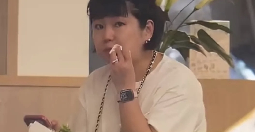 Selina素颜接娃被嘲胖，父亲一句话看哭网友
44岁的Selina任家萱，近期被路人偶遇素颜现身学校门口，亲自接儿子放学。镜头里的她完全零妆容、无美颜，穿着宽松休闲的衣服，状态特别松弛，脸上笑意满满，整个人看着温柔又幸福。
但路透图传开之后，画风直接跑偏！很多网友盯着她的身材指指点点，说她发福、体