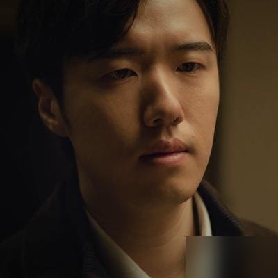 谭松韵这张脸，差点让《兰香如故》没播先凉一半。
原著里的沈嘉兰是冷艳挂的，结果定妆照一出来，圆脸甜妹。书粉直接开骂，说这是把林黛玉演成薛宝钗。导演黄穎湘倒是硬气，回了一句：我要的是骨头里的韧劲，不是一张冷脸。
结果昨晚剧里刘娟发现自己不是刘卫国亲生的，翻出郝芳当年那点事，两代人恩怨直接炸了。弹幕