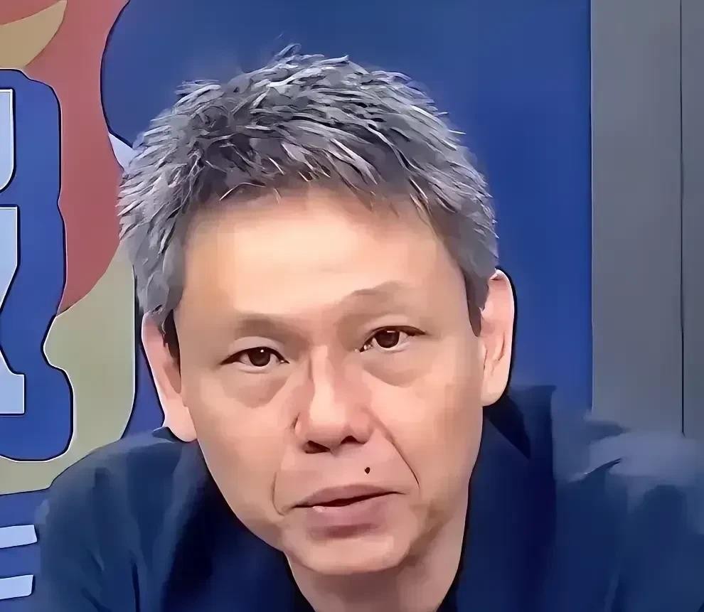 谢寒冰这次把台海问题问到了根上——台军买一堆“海马斯”，到底打算打什么？
弹药库往宫庙、图书馆、住宅楼里塞，说是分散保存不容易被一锅端，可这不是把老百姓当活靶子吗？真打起来，那些地方还分不分军民？首批“海马斯”已经到货了，射程能打到大陆纵深，问题是这东西在俄乌战场被电子战压得抬不起头，现在却当宝贝买