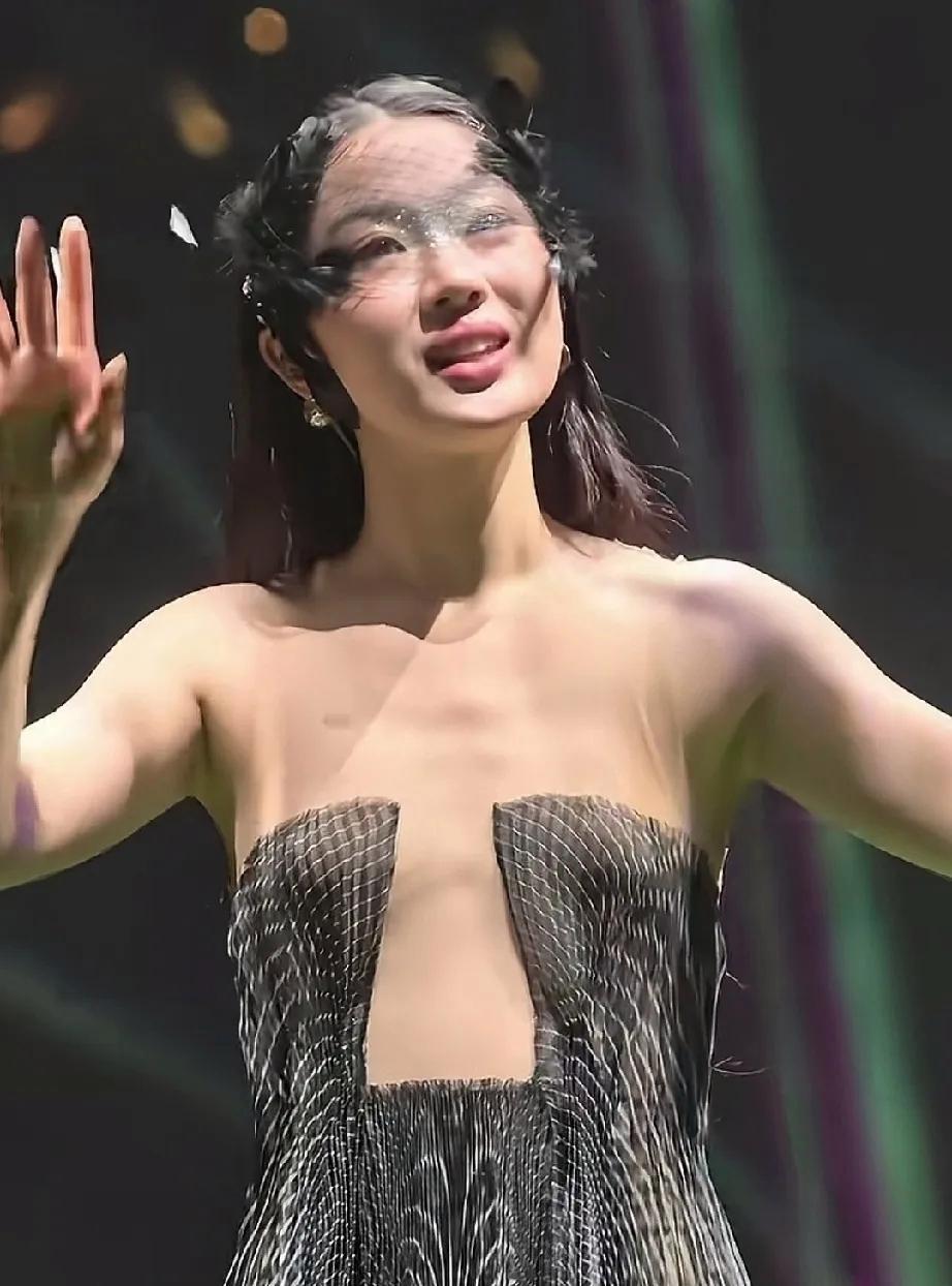 单依纯演唱会服饰，完美的暴露了自身缺点！ ​