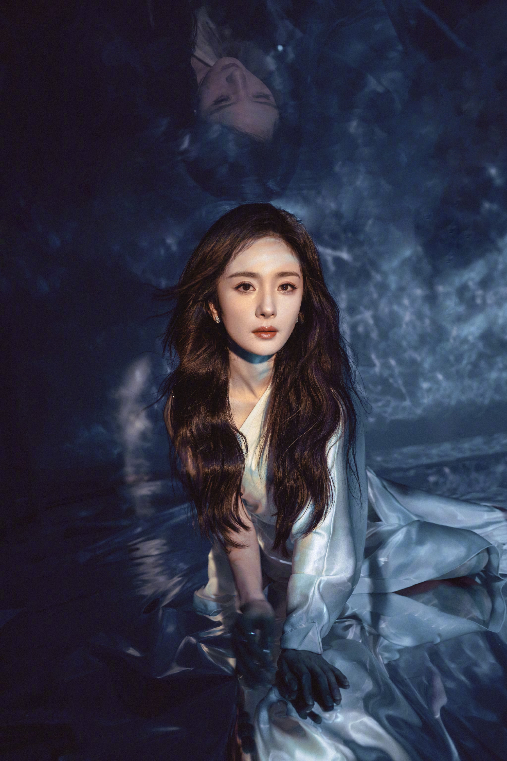 #杨幂 地表最强166.5#喜欢这个深海女王，斛珠夫人呀，摄影也还好💙 #杨幂时髦女王闪现# ​
