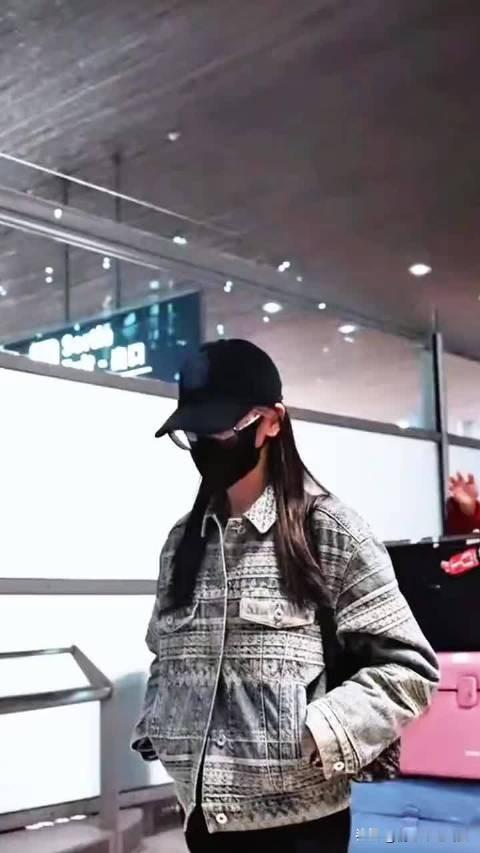 迪丽热巴巴黎到达被粉丝偶遇了，期待美女的出场