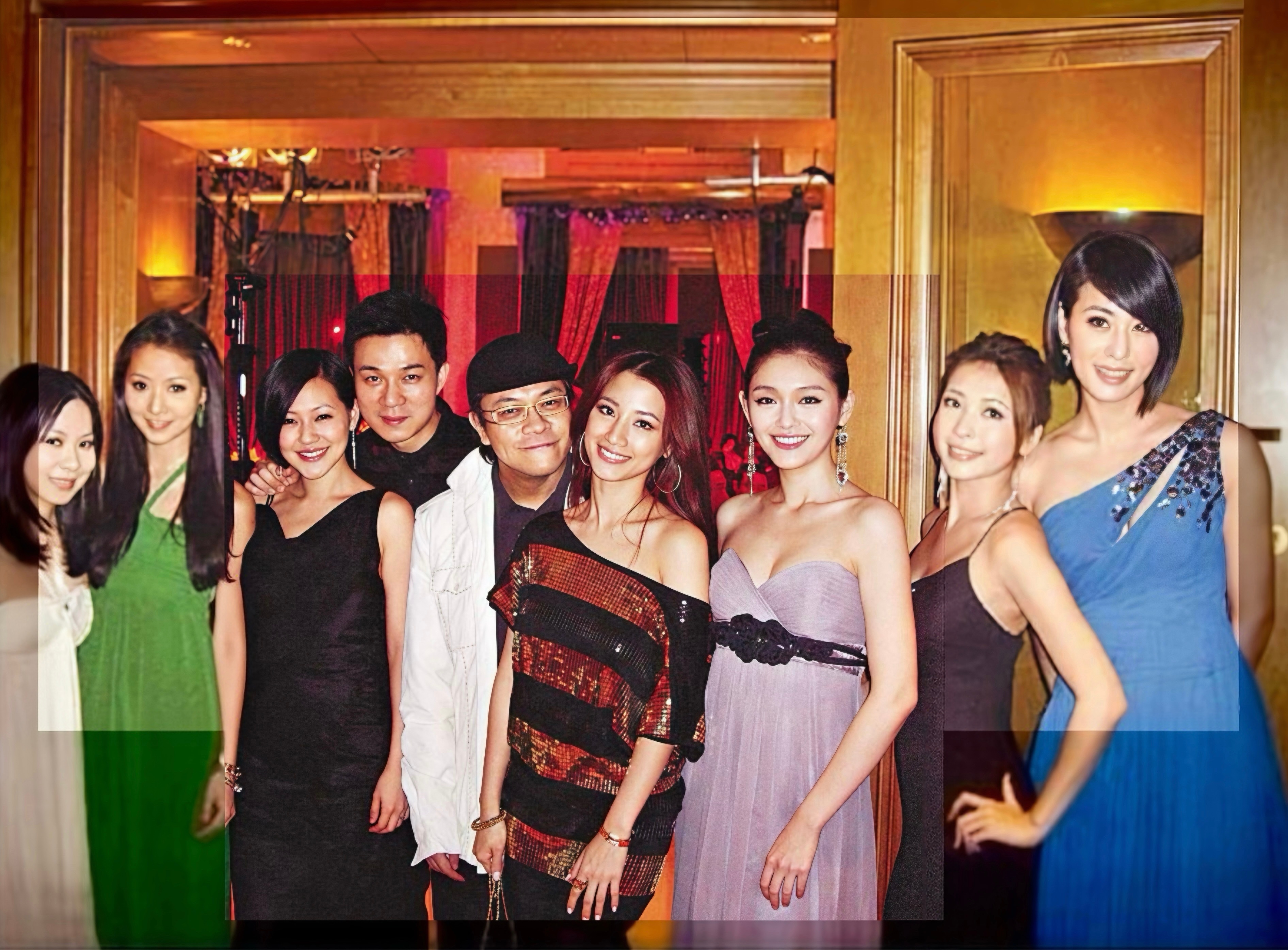 2008年小S在台北帝宝豪宅VIP宴会厅为二女儿许韶恩Lily办双满月派对，花费约60万台币。
稍微了解一下中国近现代史，知道台湾眷村由来的人，就会知道徐家从大小S爷爷那辈就已经是豪门了，还用惦记企业家兜里那俩钢镚儿？！某群体刚吃几天饱饭就飘了[无聊]还造谣中伤小S拿了姐姐的包和首饰，又蠢又坏。
图 ​