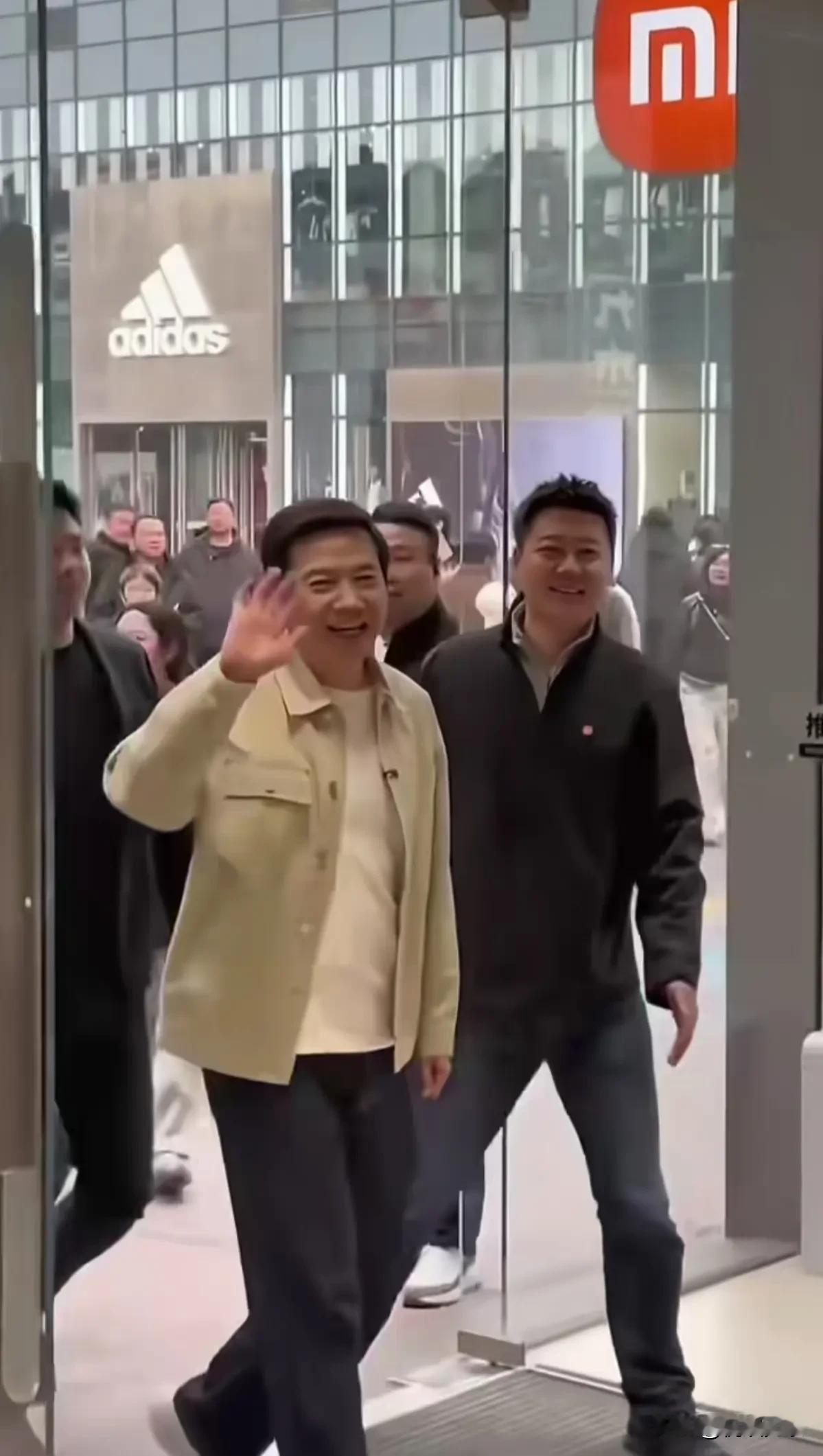 小米总裁雷军，武汉大学高材生，典型的寒门贵子，一个地道的农村出来农家子弟，靠自己的努力逆袭成为千亿富豪。

务实，低调，亲民，接地气，小米创始人雷军才是中国民族企业的脊梁。
