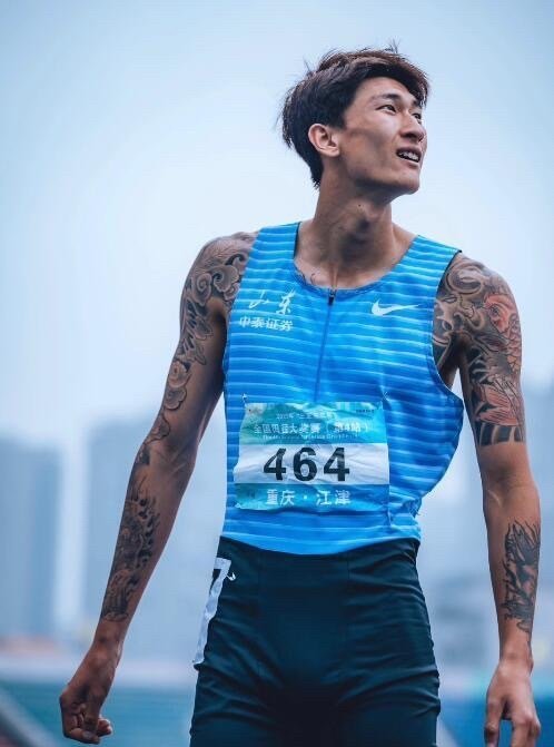 体坛第一美女吴艳妮怎么找的男朋友这么普通，以她的性格应该找成绩和颜值更好的。 ​
