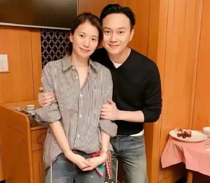 网上传了这么多年刘嘉玲和张国荣当年劝袁咏仪分手，其实两口子关起门来怎么过日子，外人根本插不上嘴。
那些传得神乎其神的所谓明星闺蜜团劝退、兄弟团劝凑合，大多是看客们自己脑补出来的大戏。真要全听身边朋友的意见，这世上大半的夫妻恐怕早散伙了。
1992年拍戏相识那会儿，袁咏仪刚拿下香港小姐冠军没几年，