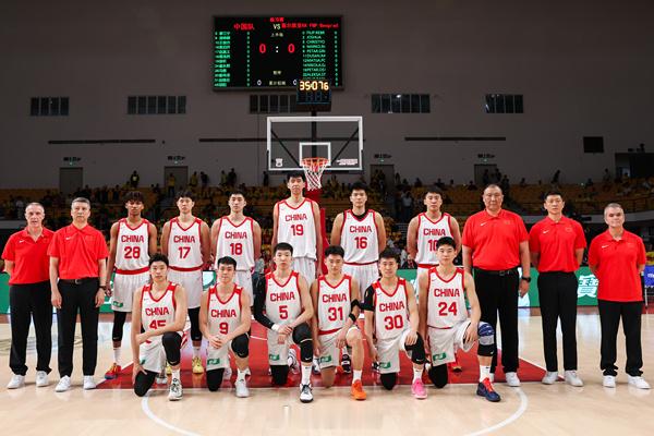 中国男篮坐镇长沙中南大学体育馆，以82比78战胜塞尔维亚劲旅KK F...