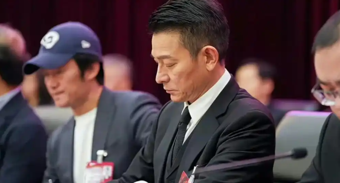 刘德华最近又因为“中国影协副主席”这个身份引发关注，不过这并不是2026年刚刚获得的新头衔，早在2024年1月30日中国电影家协会第十一次全国代表大会闭幕后，他就与吴京、黄渤、黄晓明、郭帆等人一起当选第十一届副主席。
 
（信源：新华社，2024年1月30日）
 
当时中国影协一次选出了12名副主席