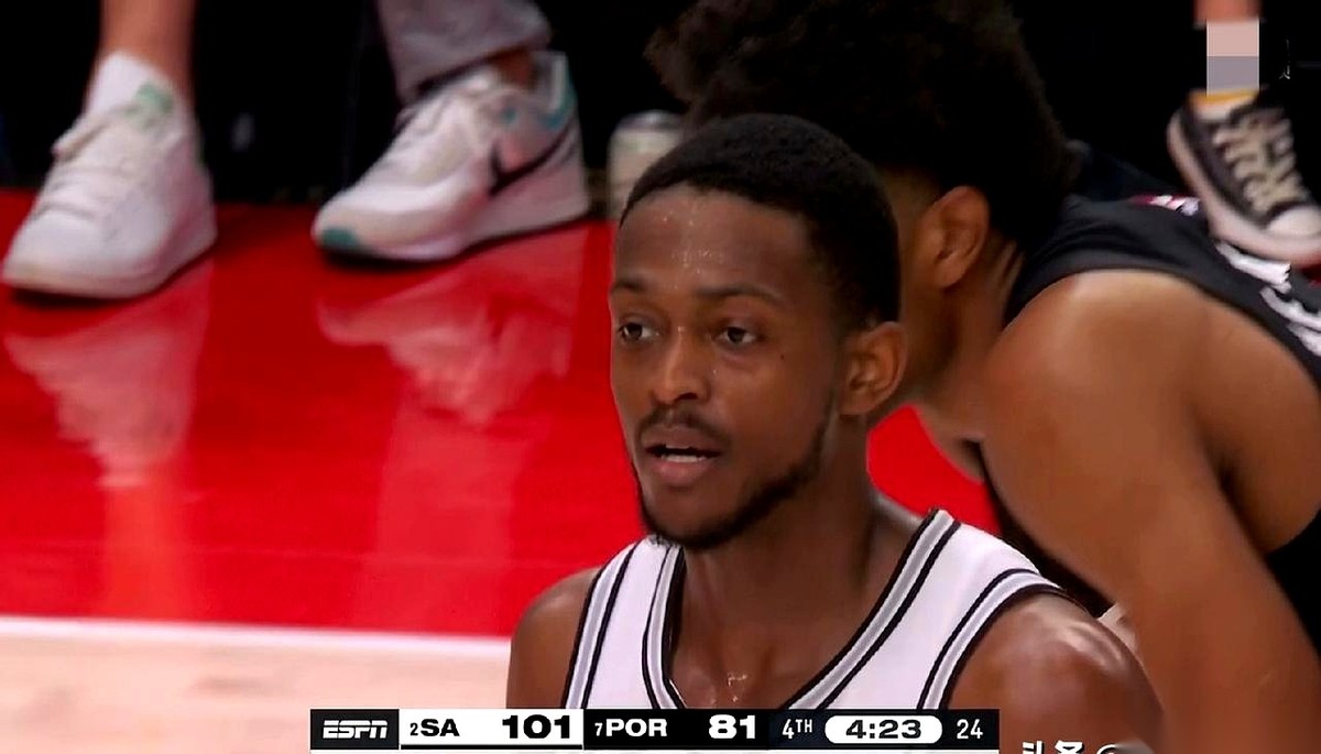 “给他大合同，绝对配得上！” 福克斯冲着对手咆哮，汗水从他脸上甩落，那...