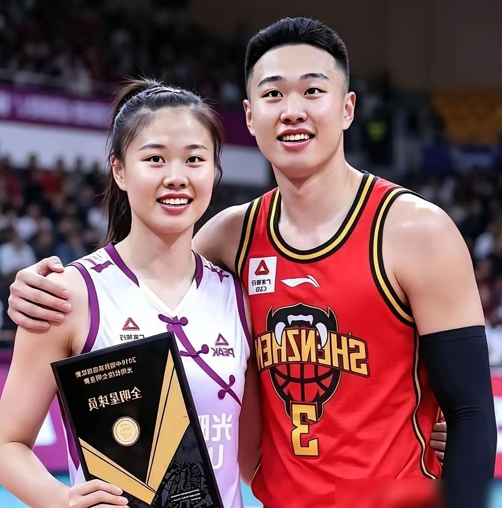 贺希宁坐在看台上，眼睛根本没离开过6号位，票是龚翔宇给的。
9月22日名古屋半决赛，镜头扫过去，CBA常规赛MVP就杵在观众席，决赛接着看。他自己发vlog说，票是小宇送的，管人家叫朋友，转头又补一句奥运冠军、久经沙场、全能，我非常崇拜。这措辞，球迷直接炸了。再往前扒，2025到2026赛季他跑香