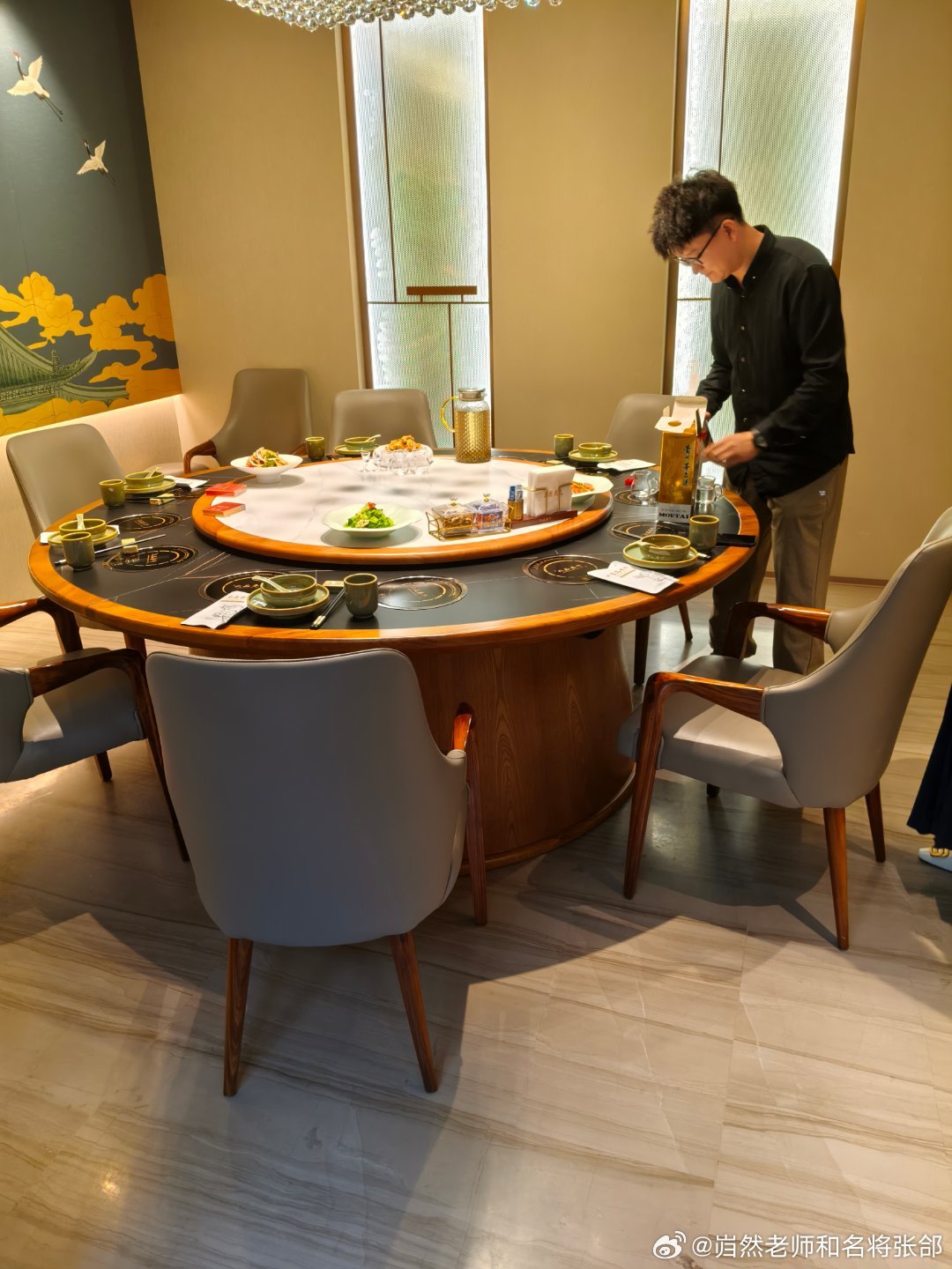 #葫芦爷爷觉得对不起游客#
哟，不是爷爷你不要流量剪掉了吗，
说是要睡觉，有退休工资。
怎么现在又后悔了。
最怕做事之前没想到后果啊。
之前想睡觉，
现在不忍心，还要搞个挂钩把葫芦勾上去。
那爷爷是以后有够烦的了，
这个运还持续一段时间。
哪天没人来了爷爷又觉得很烦。
来多了他又觉得很烦。
 ​