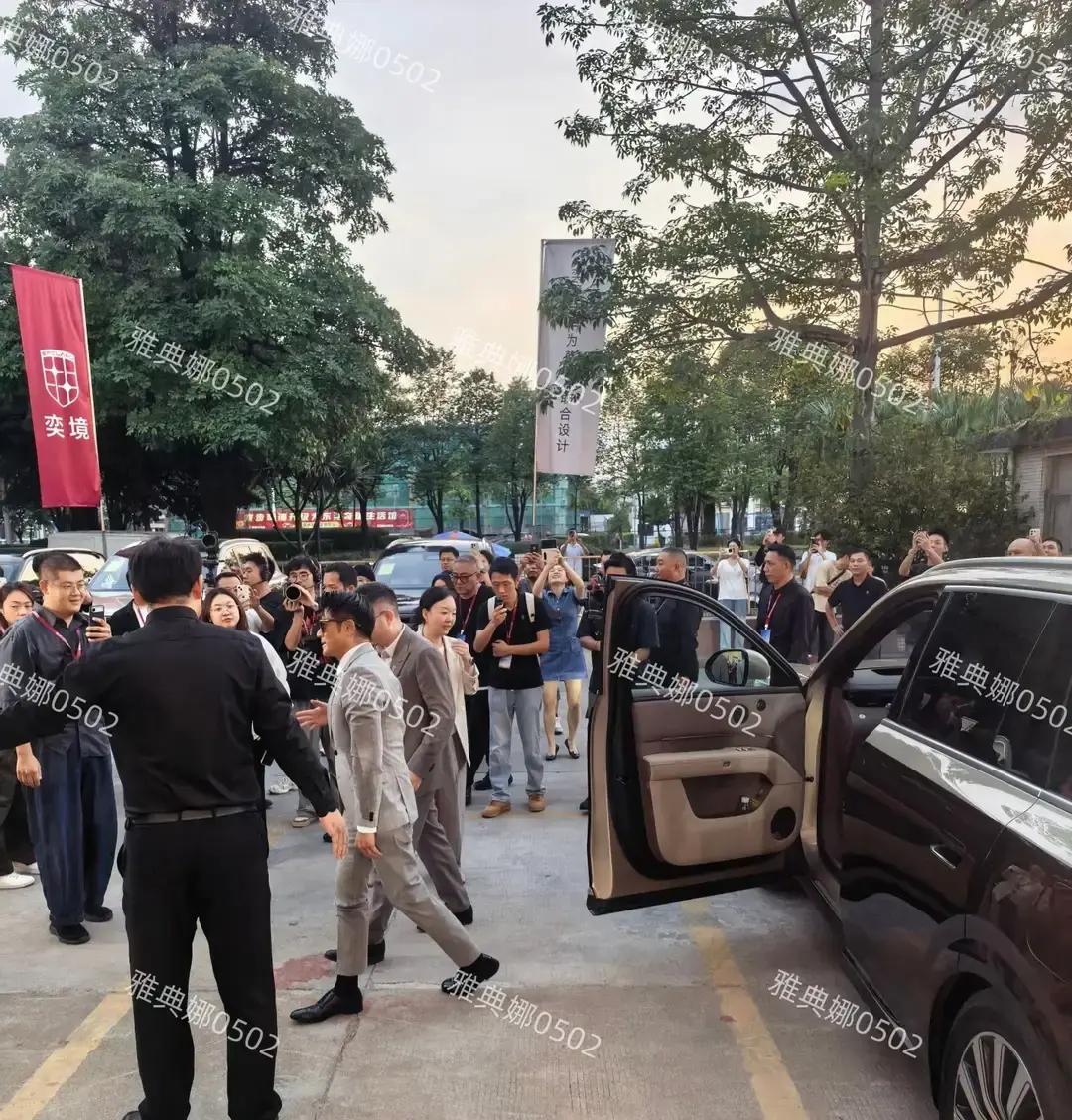 很多人直到今天才算彻底看明白，当年郭富城为什么宁可背负各种议论，也非要转身娶个娇小的网红方媛。
生图一出来，天王身上那层滤镜瞬间被现实打回了原形。
身边站着快七十岁的老牌硬汉吕良伟，郭富城往旁边一凑，整个人竟然生生矮下去了小半头，站在人群堆里几乎找不着影子。
以前在演唱会上唱跳耍帅、看着气场两