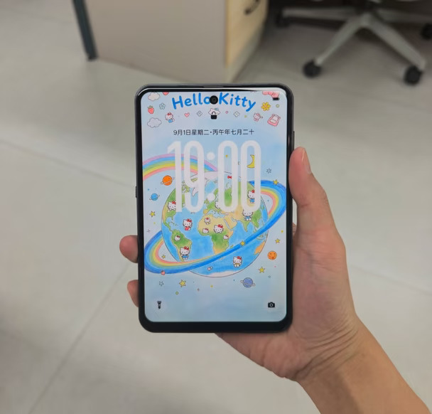 没想到率先跟进并量产阔直板机的是酷派，999元起
	
- 处理器：联发科 Helio G99（6nm八核）
- 屏幕：6.38英寸 LCD，16:10阔直板比例，720P分辨率，90Hz刷新率，下巴略宽
​
- 系统：DroiClaw 诸葛3 AI原生系统，号称全球首款阔直板智能体手机
- 定位：千元档，首发定价999元起，10底开售
​
- 机身：直边阔直板造型，后置50MP+8MP双摄模组，多配色（银、粉、渐变白）
- 侧边指纹解锁，8+128GB/256GB