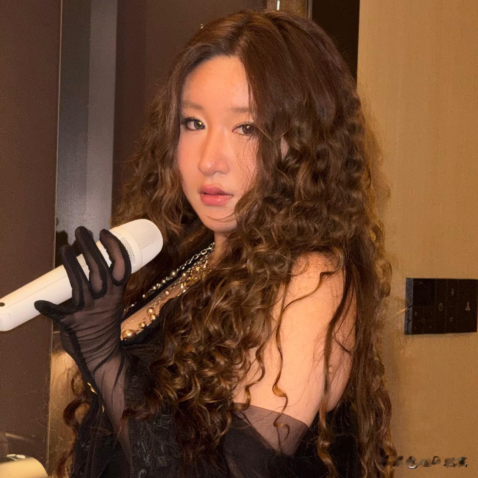 没打减肥针被质疑，真的打针的人另有其人吧！

锤娜丽莎最近因外形明显看着瘦了好多，被质疑“打了减肥针”她于今日发文回应！
锤娜丽莎称自己没有打针，敢发誓，并质疑对方敢吗，怒斥营销行为，明明就是因为自己患有重度脂肪肝和多囊卵巢综合征，为了治疗通过健康的方法，用了三年的时间瘦了30斤！

三年瘦30斤，