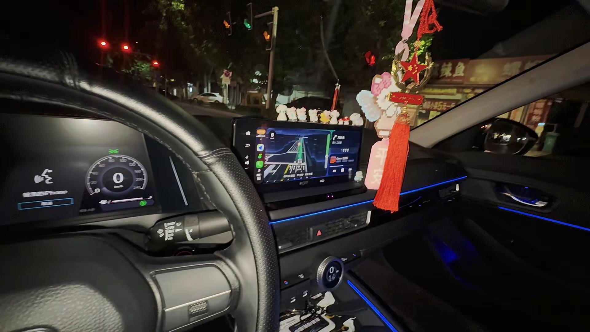 我的第一辆车  没有所谓的大连屏  没有夸张的内饰  简单朴素  但我很喜欢本田汽车