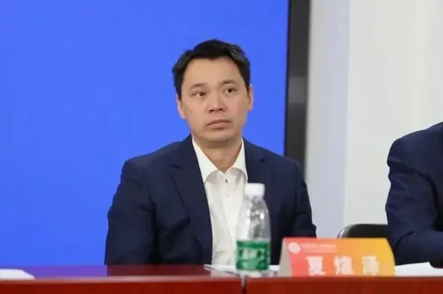 昔日世界冠军名帅，而今阶下囚。让人唏嘘也让人痛心！

       随着中国羽协主席张军落马后，羽协副主席夏煊泽、羽协副主席兼秘书长王伟因涉嫌严重违纪违法被查。
       &