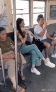 地铁高能名场面，姑娘活得也太随性洒脱了