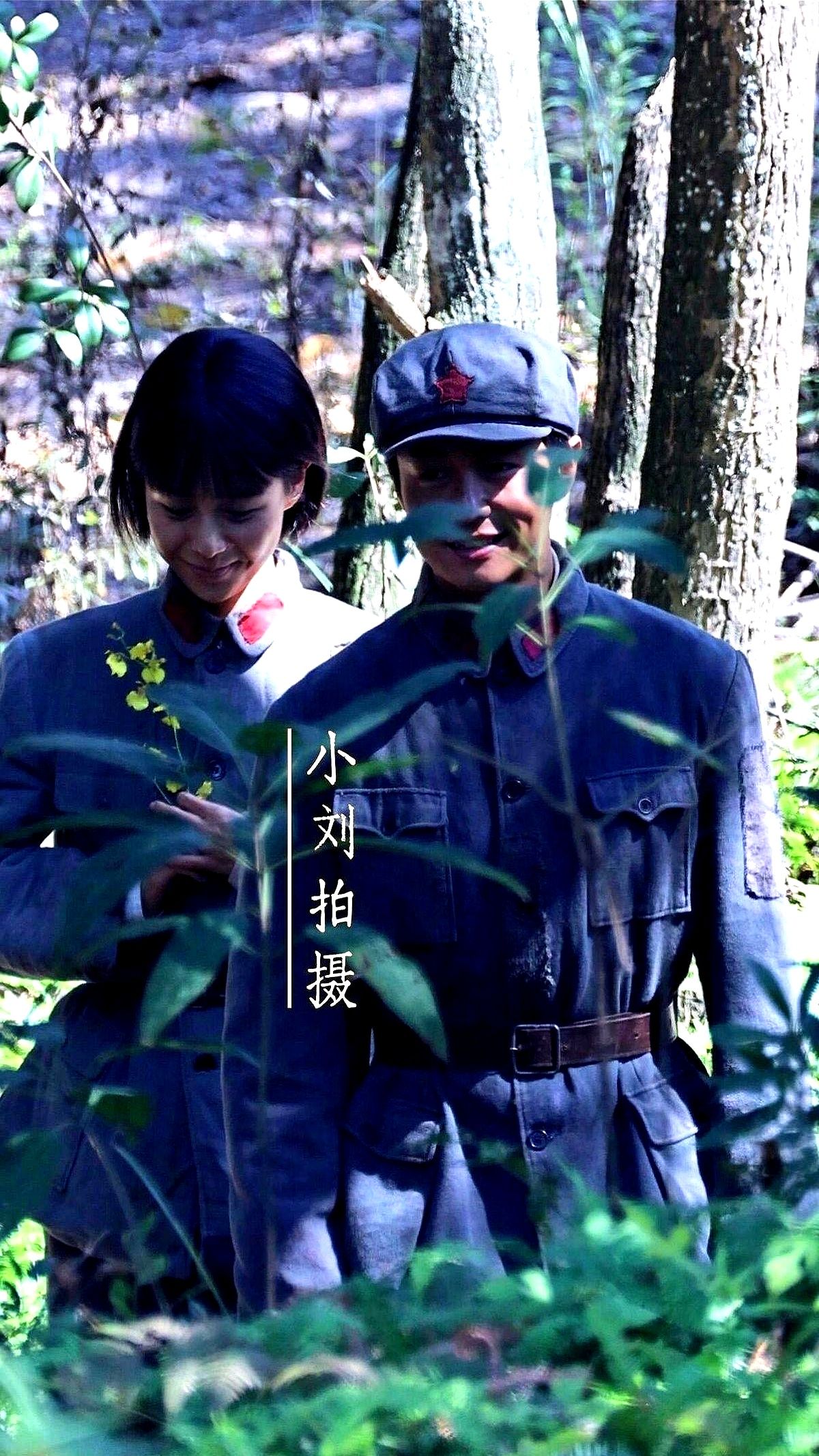 齐刘海、短发、满脸灰，还在泥地里挖土，王晓慧这次真把甜妹包袱全扔了。

谁能想到，顶着鹅蛋脸、大眼睛和小梨涡的甜妹，出道第一部剧、人生第一个女主角，直接选了主旋律《红色密码》。

这次和翟子路搭档，路透里俩人同框就有人喊“配一脸”。不过之前她跟王彦桐的CP感那么足，冷不丁换了新搭档，你觉得她跟翟子路