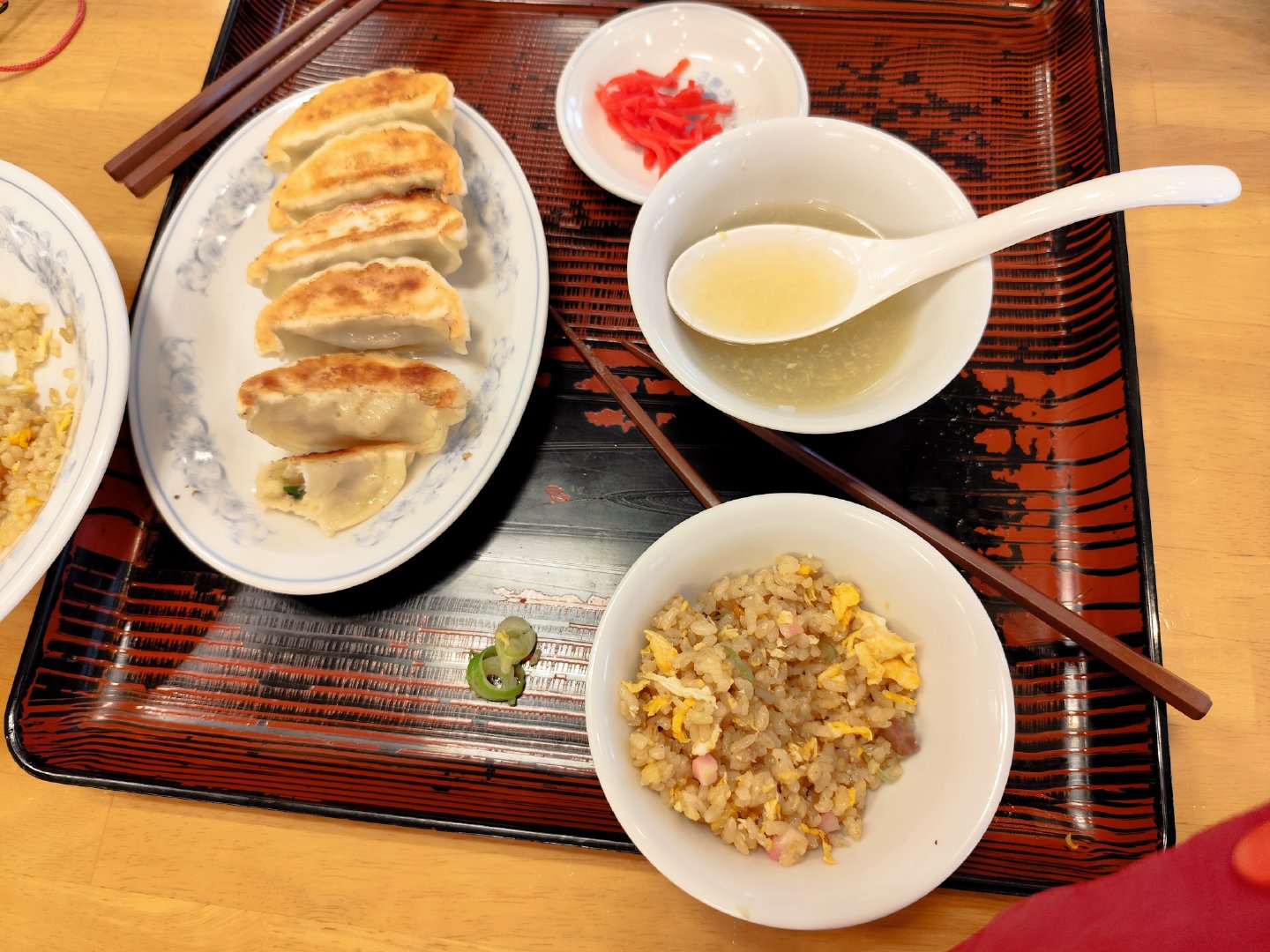 在日本旅游，基本上小影吃到的所有饺子，
都是机器包的，找不到现做的手工饺子。
我不想吃预制菜啊[苦涩][苦涩]。
#生活手记# ​