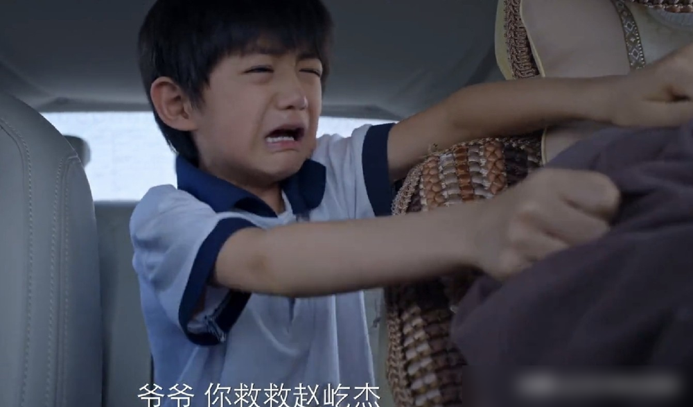 《蝉》大结局，吴镇宇演的那位老法官，最后是死是活？没人给准话。
快递谁寄的，赵屹杰到底疯没疯，全悬在半空。21集看完，观众蹲在评论区互相喂答案，猜什么的都有。
导演袁玉梅自己说过，这是心理流悬疑，蝉得蛰伏、破土、鸣叫。行，隐喻玩明白了。可观众不是蝉，没耐心跟着你在地底下憋十七年。
最骚的是，主