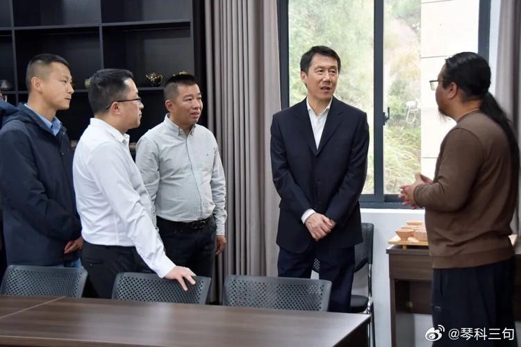 今儿个去县城办事，碰见高中同学李强，好几年没见了。他在县医院当医生，混得不错，开了辆帕萨特。非要拉我去吃饭，我也没客气，跟他去了家驴肉馆子。俩人喝了半斤酒，聊起上学时候的事儿，那时候一块儿翻墙出去上网吧，让教导主任逮着罚站。现在他人模狗样的，想想真有意思。#帕萨特# ​