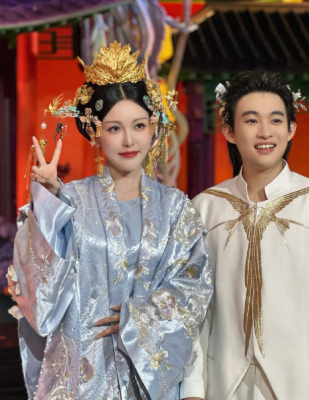 张凯毅宣布离婚，别说粉丝没想到了，连我这个常年刷短视频的吃瓜群众都没有预料到，千万粉丝博主张凯毅会在最新动态里直接宣布离婚。
她坦言与丈夫张煜东已离婚，孩子的抚养权归她，加上冷静期已过去近三个月。视频里她说，婚姻破裂不是一个人的原因，但她只反思自己：高估了自己，低估了柴米油盐对生活的打磨，承认曾刻意